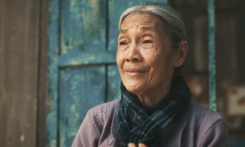 Nghệ sĩ Thanh Hiền không trang điểm, để những nếp nhăn tự nhiên khắc họa nhân vật bà Hai vất vả trong Lật mặt 7 - Ảnh: ĐPCC Nghệ sĩ Thanh Hiền không trang điểm, để những nếp nhăn tự nhiên khắc họa nhân vật bà Hai vất vả trong Lật mặt 7 - Ảnh: ĐPCC