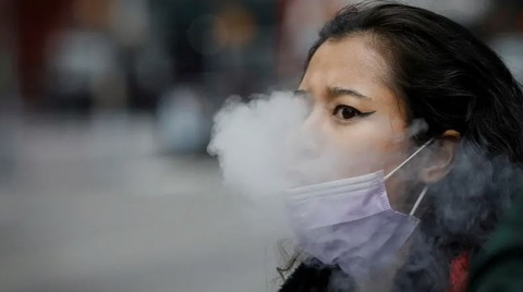Phát hiện lượng chì và urani cao bất thường ở thanh thiếu niên hút thuốc lá điện tử- Ảnh 1. Những người hút thuốc lá điện tử thường xuyên có lượng chì cao hơn tới 40% và gấp đôi lượng urani trong mẫu nước tiểu, theo nghiên cứu mới đây - Ảnh: REUTERS