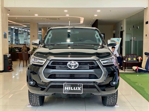 Loạt xe dự kiến ra mắt tháng 5: Phần lớn là xe hybrid- Ảnh 4. Theo báo giá được tiết lộ, Toyota Hilux 2024 sẽ có 3 phiên bản: 4x4 MT, 4x2 AT và Adventure với giá bán dự kiến lần lượt 668 triệu đồng, 706 triệu đồng và 999 triệu đồng. Nếu chọn mua màu sơn trắng ngọc trai, khách hàng phải chi thêm 8 triệu đồng - Ảnh: Đại lý Toyota