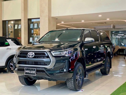 Loạt xe dự kiến ra mắt tháng 5: Phần lớn là xe hybrid- Ảnh 5. Phiên bản 4x4 AT Adventure cao nhất sử dụng động cơ 2.8L được nâng cấp về an toàn và tiện nghi, với những trang bị nổi bật như cảnh báo điểm mù, camera 360 độ, màn hình lớn có kết nối Apple CarPlay/Android Auto không dây. Bản 4x2 AT và 4x4 MT dùng máy dầu 2.4L được tinh chỉnh về thiết kế cản trước - Ảnh: Đại lý Toyota