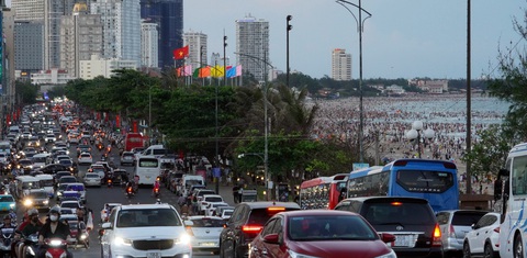 Du lịch Bà Rịa - Vũng Tàu thắng lớn, công suất phòng lưu trú đạt 80 - 95%- Ảnh 1. Du lịch Bà Rịa - Vũng Tàu bội thu vì thời tiết nắng nóng, nghỉ lễ kéo dài. Trong ảnh là dòng xe chen nhau trên đường Thùy Vân, dưới bãi tắm là biển người - Ảnh: Đ.H