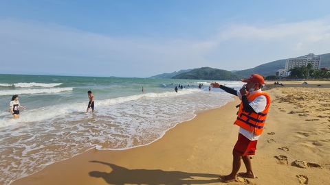 Lực lượng cứu hộ bãi biển Quy Nhơn có mặt nhắc nhở người dân và du khách không được tắm ở những khu vực biển nguy hiểm để phòng đuối nước - Ảnh: LÂM THIÊN Lực lượng cứu hộ bãi biển Quy Nhơn có mặt nhắc nhở người dân và du khách không được tắm ở những khu vực biển nguy hiểm - Ảnh: LÂM THIÊN