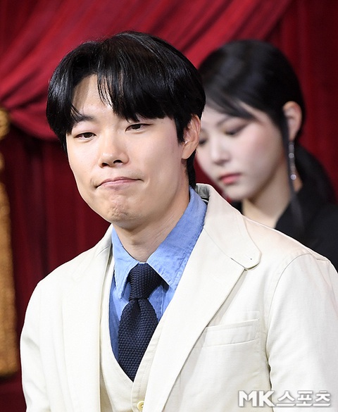 Ryu Jun Yeol lần đầu lên tiếng về drama 'Thật thú vị'- Ảnh 3. Mặc nhiên, trong suốt thời gian drama bùng nổ, Ryu Jun Yeol luôn im lặng. Và trước áp lực quá lớn của dư luận, Han So Hee phải 5 lần 7 lượt lên tiếng khẳng định bản thân không phải là người thứ ba, cũng như chỉ trích Ryu Jun Yeol không biết bảo vệ cô giữa sóng gió. Cuối cùng, hai người chia tay chóng vánh.