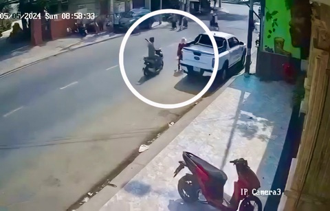 Tạm giữ người đàn ông vô cớ dùng tuýp sắt đánh vào đầu nhiều phụ nữ- Ảnh 1. Hình ảnh người đàn ông cầm tuýp sắt đi từ phía sau đánh vào đầu người phụ nữ trên đường phố Nha Trang - Ảnh cắt từ clip