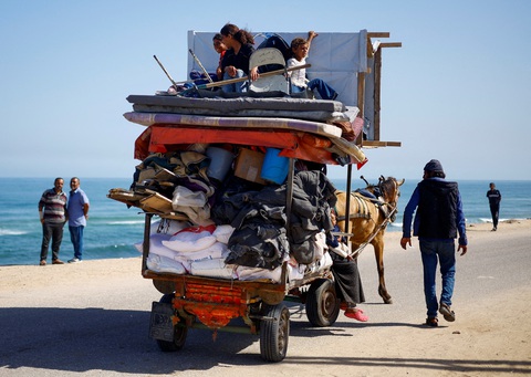 Người dân Palestine chạy khỏi Rafah sau khi lực lượng Israel tiến hành chiến dịch trên bộ và trên không ở miền đông thành phố này hôm 9-5 - Ảnh: REUTERS Người dân Palestine chạy khỏi Rafah sau khi lực lượng Israel tiến hành chiến dịch trên bộ và trên không ở miền đông thành phố này hôm 9-5 - Ảnh: REUTERS