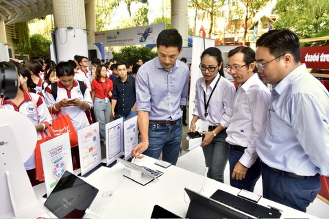 Xu hướng ứng dụng AI vào các lĩnh vực đào tạo, giáo viên và việc làm- Ảnh 19. (Từ trái qua) GIám đốc điều hành, phụ trách Google châu Á - Thái Bình Dương Marc Woo, Phó tổng biên tập báo Tuổi Trẻ Trần Xuân Toàn và Phó bí thư thường trực Thành Đoàn TP. HCM Ngô Minh Hải tham quan các gian hàng - Ảnh: T.T.D.