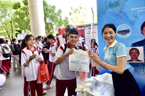 Rộn rã đến với ngày hội AI Day: Hiểu AI làm giàu hành trang nghề nghiệp- Ảnh 4. Các bạn học sinh check in và nhận quà tại gian hàng nha khoa Nhân Tâm - Ảnh: T.T.D.
