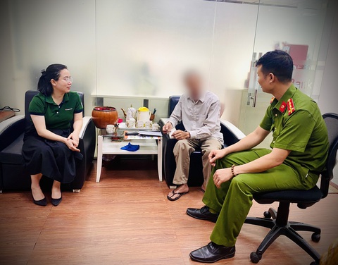 Nữ nhân viên ngân hàng kể việc phát hiện người đàn ông có thái độ lạ nên gọi báo cảnh sát- Ảnh 1. Ông N. (ngồi giữa) được tuyên truyền kịp thời nên tránh bị mất số tiền 90 triệu đồng - Ảnh: CACC