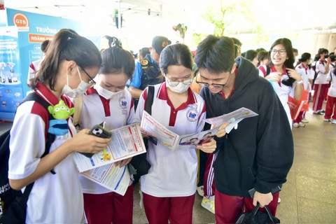 Rộn rã đến với ngày hội AI Day: Hiểu AI làm giàu hành trang nghề nghiệp- Ảnh 5. Các bạn học sinh lớp 11 Trường THPT Nguyễn Hữu Thọ, quận 4 đến tìm hiểu thông tin tại ngày hội AI Day - Ảnh: T.T.D.