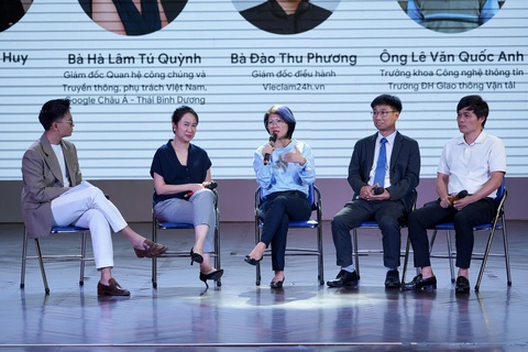 Xu hướng ứng dụng AI vào các lĩnh vực đào tạo, giáo viên và việc làm- Ảnh 6. Phiên thảo luận chủ đề: Xu hướng ứng dụng AI vào các lĩnh vực đào tạo, giáo dục và việc làm với các khách mời bà Hà Lâm Tú Quỳnh, giám đốc Quan hệ công chúng và Truyền thông, phụ trách Việt Nam Google Châu Á - Thái Bình Dương, bà Đào Thu Phương, giám đốc điều hành Vieclam24h.vn, ông Lê Văn Quốc Anh, trường khoa Công nghệ thông tin Trường ĐH Giao thông Vận tải TP. HCM, ông Đặng Anh Tuấn, phó tổng thư ký, giám đốc Trung tâm phát triển nội dung số, Báo Tuổi Trẻ - - Ảnh: HỮU HẠNH