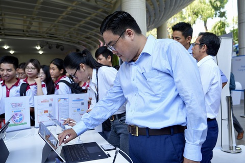 P. Bí thư Thành Đoàn TP. HCM Ngô Minh Hải trải nghiệm AI - Ảnh: HỮU HẠNH Phó bí thư thường trực Thành Đoàn TP. HCM Ngô Minh Hải trải nghiệm AI - Ảnh: HỮU HẠNH