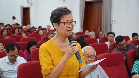 Cử tri TP.HCM trăn trở chất lượng của cao tốc, kiến nghị Quốc hội có chuyên đề giám sát- Ảnh 1. Cử tri Đào Thị Liên Hương phát biểu tại buổi tiếp xúc - Ảnh: L.T.