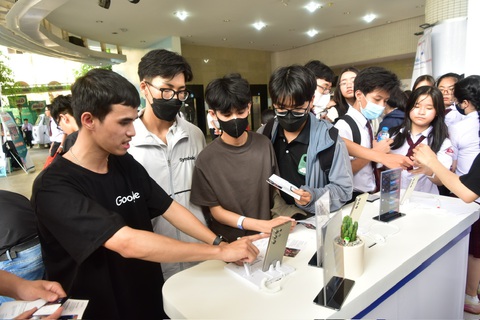 Các bạn trẻ trải nghiệm công nghê Gemini tại gian hàng của Google - Ảnh: T.T.D. Các bạn trẻ trải nghiệm công nghê Gemini tại gian hàng của Google - Ảnh: T.T.D.
