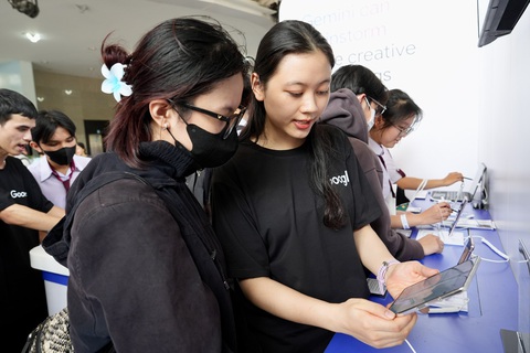 Nhân viên Google giới thiệu Gemini AI cho các bạn trẻ - Ảnh: HỮU HẠNH Nhân viên Google giới thiệu Gemini AI cho các bạn trẻ - Ảnh: HỮU HẠNH