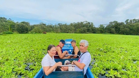 Du khách tham qua Rừng tràm Trà Sư - Ảnh: TL Du khách tham qua Rừng tràm Trà Sư - Ảnh: TL
