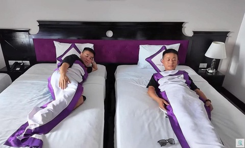 Ảnh vui 10-5: 'Thần Chết' xuất hiện trong lòng đỏ trứng gà- Ảnh 3. Quang Linh Vlog khó hiểu cách sử dụng chiếc
