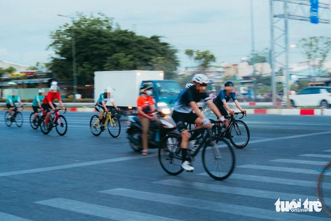 Tội nghiệp cua rơ chân chính bị ảnh hưởng bởi chuyện đạp xe vượt đèn đỏ, lấn làn- Ảnh 1. Một nhóm xe đạp vượt đèn đỏ trong khi xe máy đang dừng chờ đèn xanh - Ảnh: THANH HIỆP