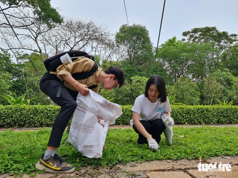 Thương kênh Nhiêu Lộc - Thị Nghè lềnh bềnh rác, cộng đồng mạng truy 'hung thủ'- Ảnh 4. Để không bị khó chịu khi phải ngửi mùi hôi của rác, để đàn cá bị bức tử bởi rác, ta hãy ngưng xả rác, để rác đúng nơi quy định - Ảnh minh họa: TRIỆU VÂN