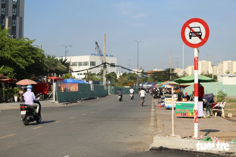 Sáng 10-5, bắt đầu cho ô tô rẽ nhánh trước nút giao An Phú đi song hành cao tốc- Ảnh 2. Ở hướng ngược lại (song hành cao tốc TP.HCM - Long Thành - Dầu Giây) vẫn đang cấm ô tô - Ảnh: MINH HÒA
