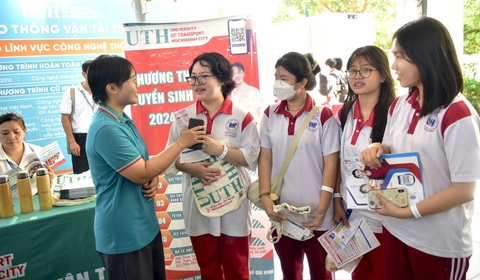 Rộn rã đến với ngày hội AI Day: Hiểu AI làm giàu hành trang nghề nghiệp- Ảnh 6. Các bạn học sinh tham quan gian hàng của Trường ĐH Giao thông vận tải TP.HCM - Ảnh: T.T.D.