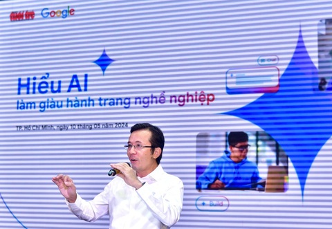 Xu hướng ứng dụng AI vào các lĩnh vực đào tạo, giáo viên và việc làm- Ảnh 17. Phó tổng biên tập báo Tuổi Trẻ Trần Xuân Toàn phát biểu khai mạc Hội thảo Hiểu AI làm giàu hành trang nghề nghiệp - Ảnh: T.T.D.