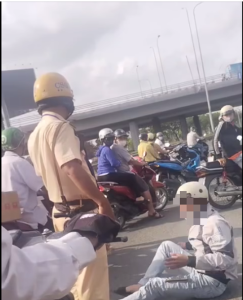 Xác minh video thực hư 'cảnh sát giao thông đạp người dân' vẫn chưa có kết quả- Ảnh 1. Video được một tài khoản Facebook đăng tải, lan truyền trên mạng xã hội - Ảnh chụp màn hình