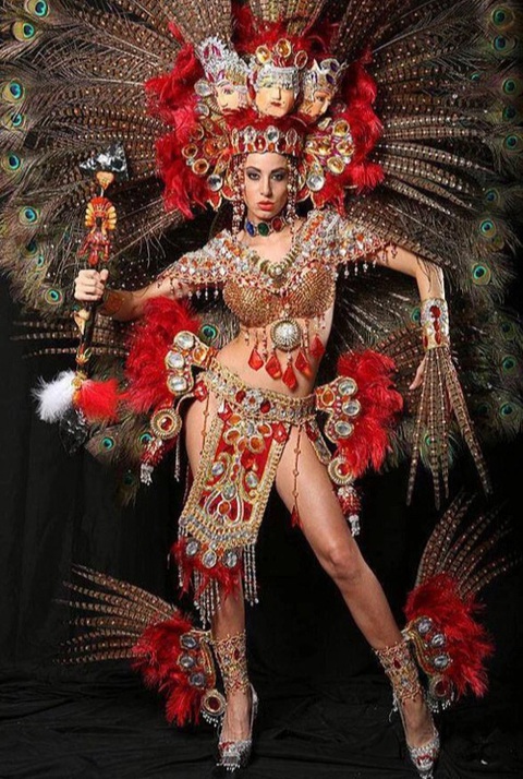 Người đẹp Nastassja Bolivar đến từ Nicaragua có màn trình diễn ấn tượng với bộ váy rực rỡ lấy ý tưởng từ hình mẫu người phụ nữ. Theo đó, thiết kế có sự kết hợp ba nhân vật cổ: Ixchel (nữ thần sinh sản), Xilonen (nữ thần ngô) và nàng công chúa thổ dân Suche Malinche. Đây là trang phục dân tộc đẹp nhất tại Miss Universe 2013 Người đẹp Nastassja Bolivar đến từ Nicaragua có màn trình diễn ấn tượng với bộ váy rực rỡ lấy ý tưởng từ hình mẫu người phụ nữ. Theo đó, thiết kế có sự kết hợp ba nhân vật cổ: Ixchel (nữ thần sinh sản), Xilonen (nữ thần ngô) và nàng công chúa thổ dân Suche Malinche. Đây là trang phục dân tộc đẹp nhất tại Miss Universe 2013