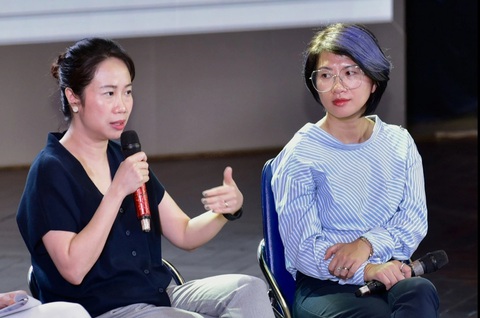Xu hướng ứng dụng AI vào các lĩnh vực đào tạo, giáo viên và việc làm- Ảnh 3. Bà Hà Lâm Tú Quỳnh (trái), giám đốc Quan hệ công chúng và Truyền thông tại Việt Nam của Google châu Á - Thái Bình Dương, phát biểu về việc cập nhật và học hỏi liên tục về công nghệ mới của AI để có thể phát triển và tồn tại trong thế giới số - Ảnh: T.T.D.