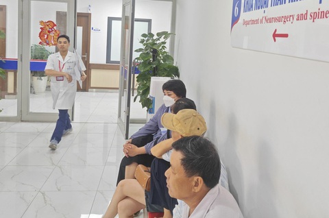 Bác sĩ Lý đang điều trị tại Bệnh viện Đại học Y Hà Nội - Ảnh: D.LIỄU Bác sĩ Lý đang điều trị tại khoa ngoại thần kinh cột sống, Bệnh viện Đại học Y Hà Nội - Ảnh: D.LIỄU