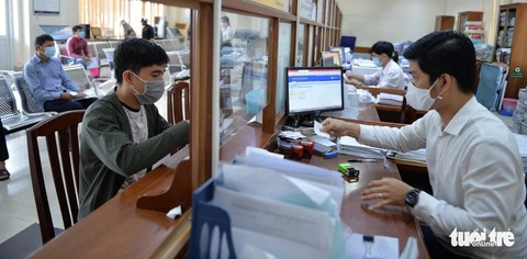 Chủ tịch Phan Văn Mãi: TP.HCM phấn đấu vào top 15 về chỉ số cải cách hành chính- Ảnh 1. Người dân làm thủ tục hành chính một dấu một cửa tại UBND quận 7 (TP.HCM) - Ảnh: TỰ TRUNG