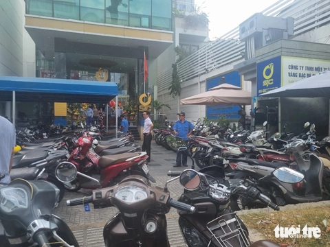 Chen nhau mua bán giữa cơn sốt đỉnh điểm của giá vàng- Ảnh 1. Bãi giữ xe Công ty SJC trên đường Nguyễn Thị Minh Khai không còn một chỗ trống - Ảnh: ÁNH HỒNG