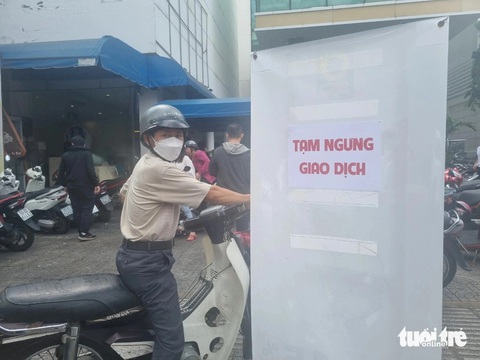 Chen nhau mua bán giữa cơn sốt đỉnh điểm của giá vàng- Ảnh 3. Công ty SJC phải trưng bảng