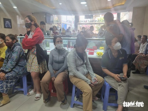 Chen nhau mua bán giữa cơn sốt đỉnh điểm của giá vàng- Ảnh 4. Khu vực mua bán vàng thanh toán bằng tiền mặt rất đông khách xếp hàng chờ đến lượt - Ảnh: ÁNH HỒNG