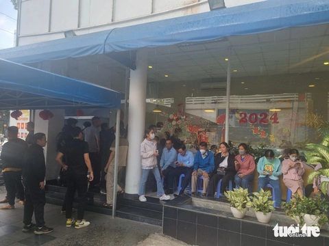 Chen nhau mua bán giữa cơn sốt đỉnh điểm của giá vàng- Ảnh 5. Khu vực mua bán vàng thanh toán chuyển khoản khách hàng cũng xếp hàng vòng trong vòng ngoài - Ảnh: ÁNH HỒNG