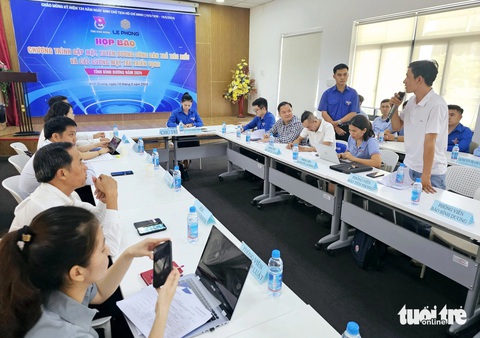 Phóng viên đặt câu hỏi tại họp báo - Ảnh: BÁ SƠN Phóng viên đặt câu hỏi tại họp báo - Ảnh: BÁ SƠN