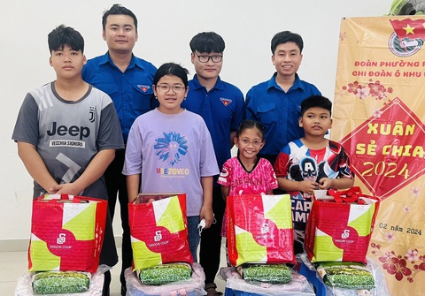 9X học bằng hai sư phạm để đứng lớp học tình thương- Ảnh 4. Phan Trung Hải (hàng sau, bìa phải) đến thăm và tặng quà Tết cho các em khó khăn - Ảnh: NVCC