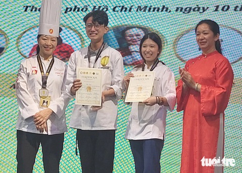 Thái Thịnh (thứ hai từ trái qua) và thí sinh Peng Xin Rou đoạt giải vàng trang trí bánh - Ảnh: HOÀNG LÊ Thái Thịnh (thứ hai từ trái qua) bật khóc khi lên nhận giải - Ảnh: HOÀNG LÊ