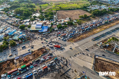 Tin tức sáng 11-5: Điều chỉnh đi lại ở nút giao An Phú; Ngân hàng tăng vay nợ qua trái phiếu- Ảnh 2. Nút giao An Phú đang trong thời gian xây dựng - Ảnh: CHÂU TUẤN