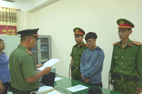 Bắt hai vợ chồng tổ chức đưa người đi Hàn Quốc trái phép- Ảnh 1. Hoàng Đình Tùng (thứ hai từ phải qua) bị bắt tạm giam do tổ chức đưa người đi Hàn Quốc trái phép - Ảnh: HUY PHÁCH