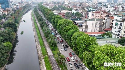 Hà Nội tính các phương án mở rộng đường Láng như thế nào?- Ảnh 1. Hà Nội muốn mở rộng 3,8km đường Láng cả trên cao và dưới thấp để khép kín đường vành đai 2 - Ảnh: DANH KHANG