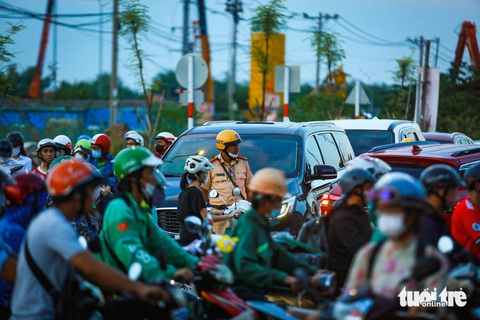 Ùn ứ cục bộ ở nút giao An Phú trước ngày tổ chức lại giao thông- Ảnh 6. Lực lượng cảnh sát giao thông có mặt điều tiết, phân luồng tại khu vực nút giao An Phú - Ảnh: CHÂU TUẤN