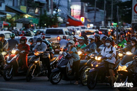 Ùn ứ cục bộ ở nút giao An Phú trước ngày tổ chức lại giao thông- Ảnh 9. Một số người dân tỏ ra mệt mỏi vì dừng chờ đèn đỏ ở nút giao An Phú kéo dài - Ảnh: CHÂU TUẤN