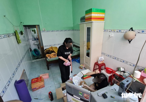 Nỗi ám ảnh trả lãi vay mua nhà của người trẻ- Ảnh 1. Phòng trọ chật hẹp, nóng bức nhưng giá thuê liên tục tăng cao càng khiến nhiều người quyết liệt hơn với giấc mơ có nhà riêng. Để giấc mơ ấy thành hiện thực thì việc dùng các đòn bẩy kinh tế như vay ngân hàng cũng là một điểm lợi, dĩ nhiên phải với mức lãi suất ưu đãi nhất - Ảnh: TRIỆU VÂN