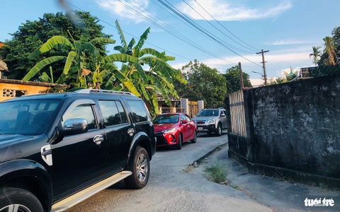 Giao thông hỗn loạn trên đường dân sinh mà xe hay đi ‘né’ trạm thu phí- Ảnh 1. Dòng xe cộ mắc kẹt trong các đường dân sinh - Ảnh: ĐOÀN CƯỜNG