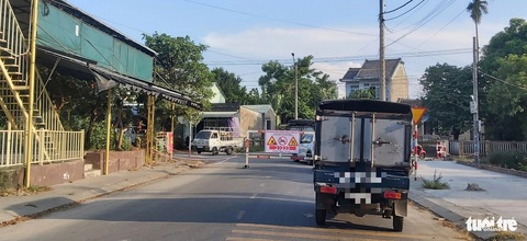 Giao thông hỗn loạn trên đường dân sinh mà xe hay đi ‘né’ trạm thu phí- Ảnh 3. Xe cộ nhốn nháo tìm đường ra - Ảnh: ĐOÀN CƯỜNG