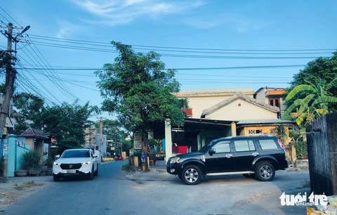 Giao thông hỗn loạn trên đường dân sinh mà xe hay đi ‘né’ trạm thu phí- Ảnh 4. Một số lái xe phải hỏi đường đi - Ảnh: ĐOÀN CƯỜNG
