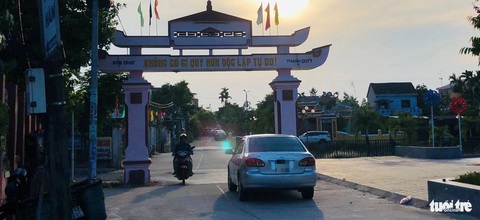 Giao thông hỗn loạn trên đường dân sinh mà xe hay đi ‘né’ trạm thu phí- Ảnh 5. Xe cộ nối hàng dài len lỏi trong các đường dân sinh - Ảnh: ĐOÀN CƯỜNG