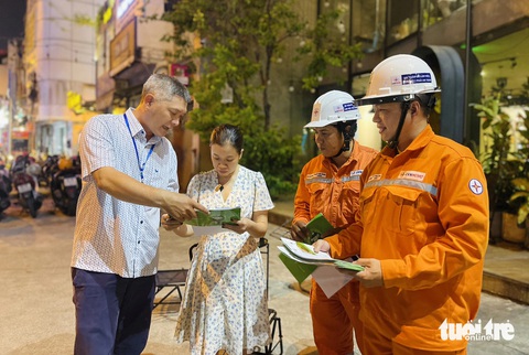 Tiêu thụ điện ở TP.HCM lập kỷ lục mới từng ngày, phải tắt đèn quảng cáo ban đêm- Ảnh 1. Công ty Điện lực Gia Định vận động người dân tiết kiệm điện tối 10-5 - Ảnh: LÊ PHAN