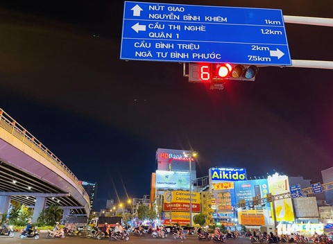 Tiêu thụ điện ở TP.HCM lập kỷ lục mới từng ngày, phải tắt đèn quảng cáo ban đêm- Ảnh 4. Theo yêu cầu của UBND TP, toàn bộ đèn chiếu sáng quảng cáo, trang trí sẽ tắt sau 22h - Ảnh: LÊ PHAN