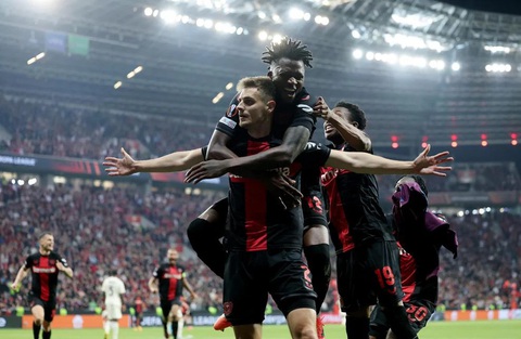 Leverkusen lập kỷ lục 49 trận bất bại, vào chung kết Europa League- Ảnh 1. Bayer Leverkusen tiếp tục giữ được chuỗi bất bại nhờ bàn thắng phút bù giờ - Ảnh: UEFA